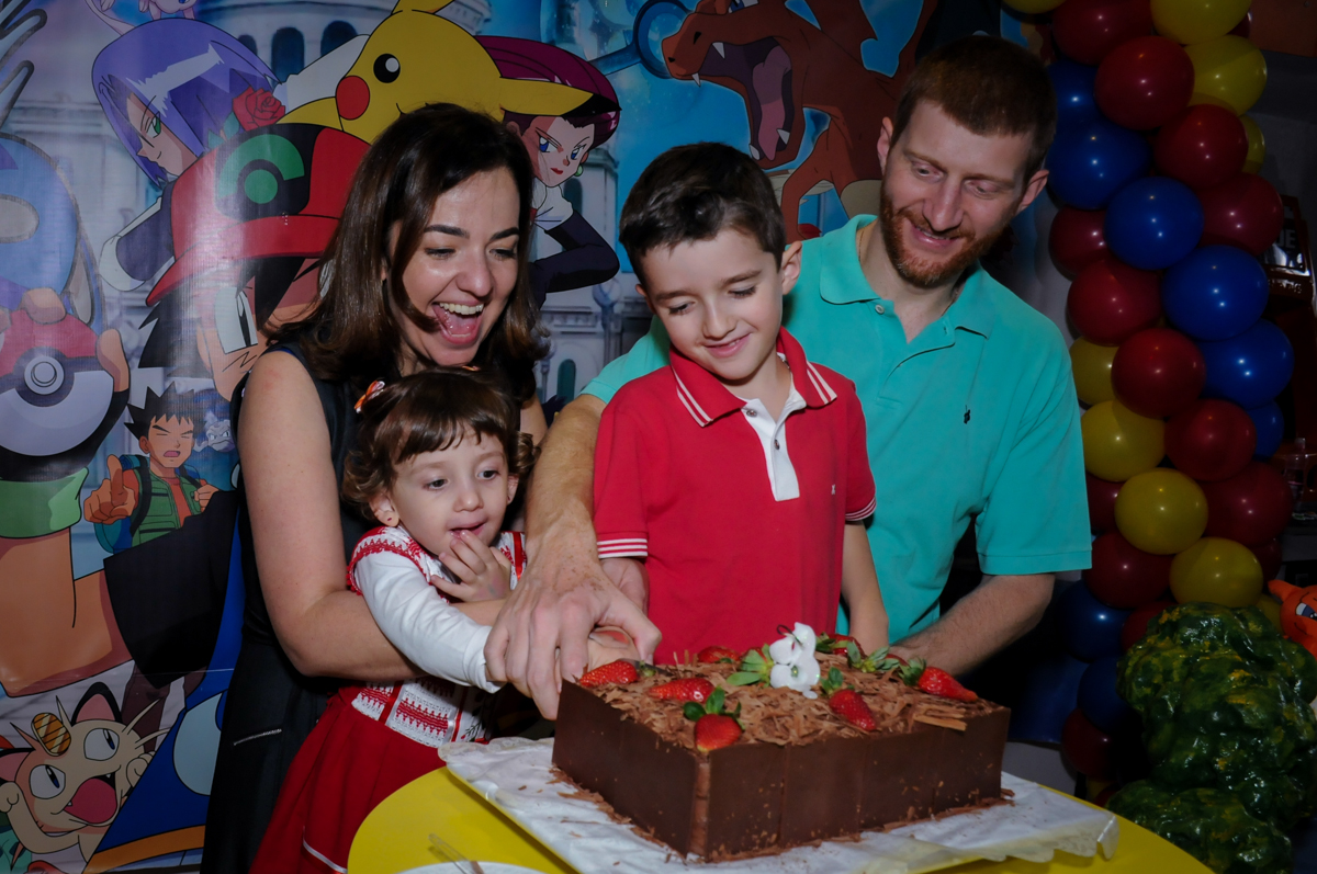cortando o primeiro pedaço de bolo no Buffet Magic Joy, Saúde
