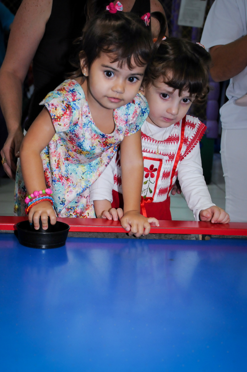 fim de festa joando futebol de mesa no Buffet Magic Joy, Saúde