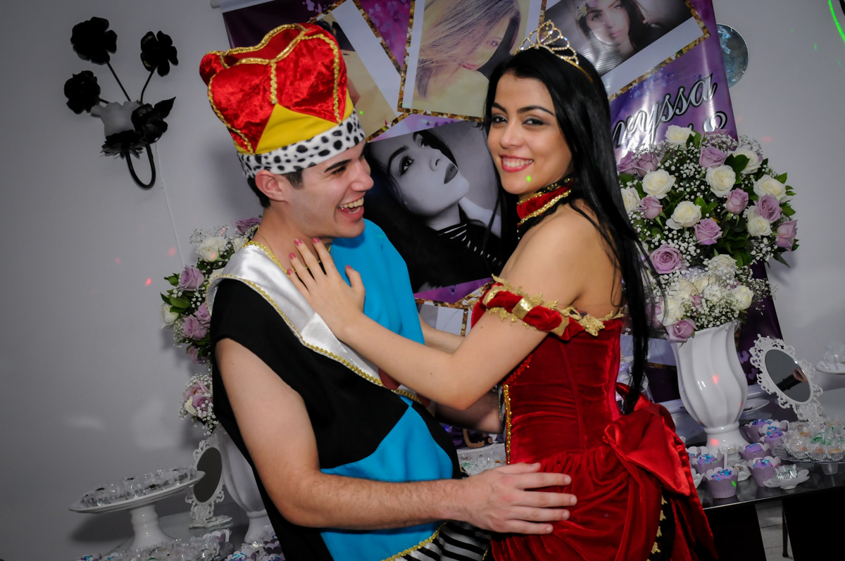 abraços carinhosos recebe a aniversariante em sua festa surpresa no Mendes Buffet e Eventos, São Paulo