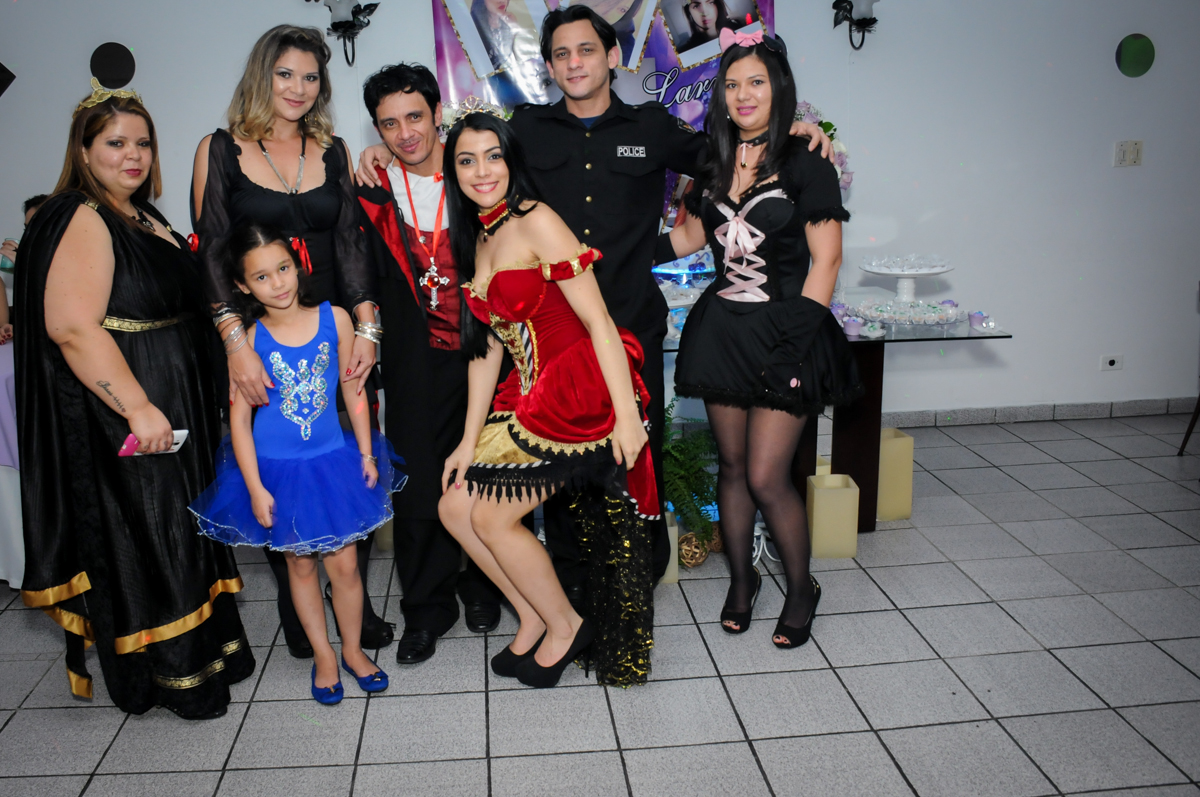amigos tiram fotos com a aniversariante em sua festa surpresa no Mendes Buffet e Eventos, São Paulo