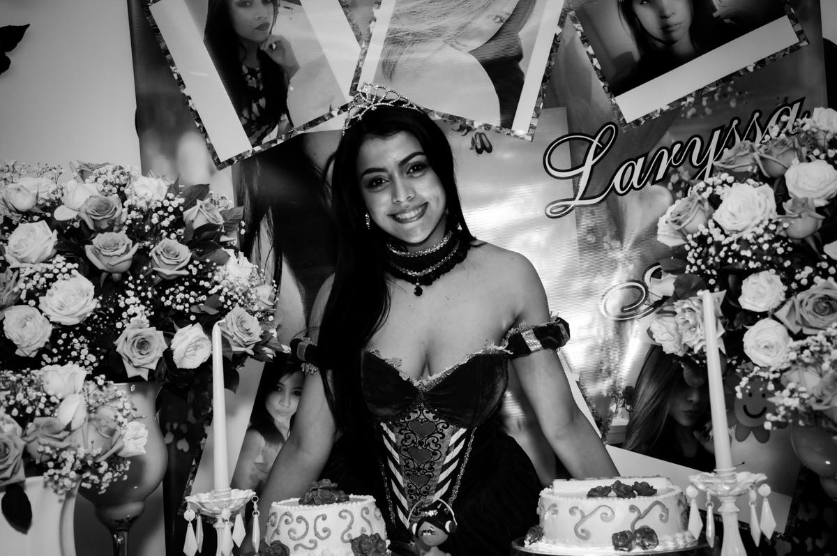 foto da aniversariante na mesa decorada no Mendes Buffet e Eventos, São Paulo