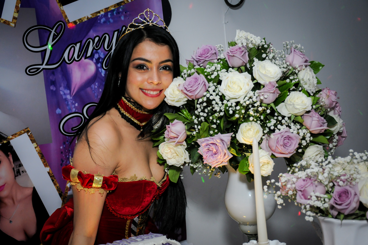 aniversariante linda posa para fotos no Mendes Buffet e Eventos, São Paulo