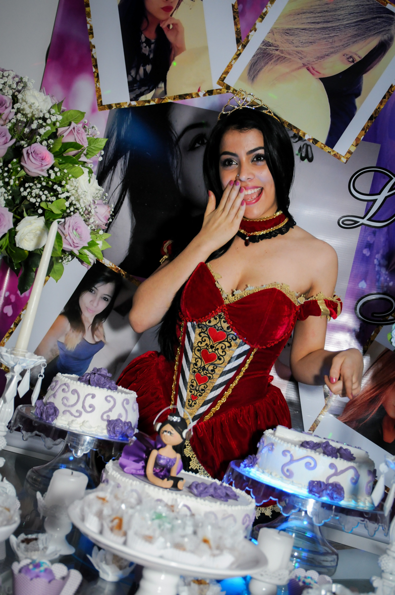 pose da aniversariante na mesa do bolo no Mendes Buffet e Eventos, São Paulo