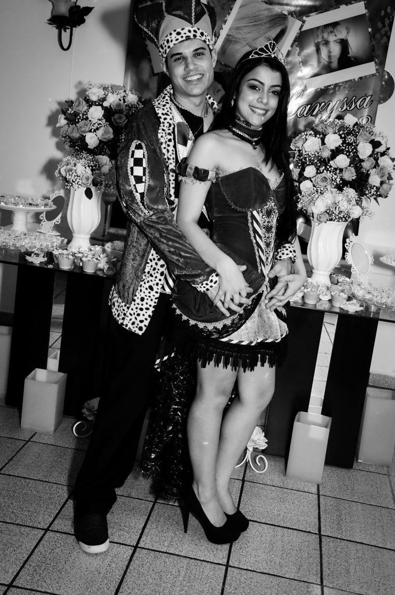 namorado também faz foto com a aniversariante em frente a mesa do bolo no Mendes Buffet e Eventos, São Paulo