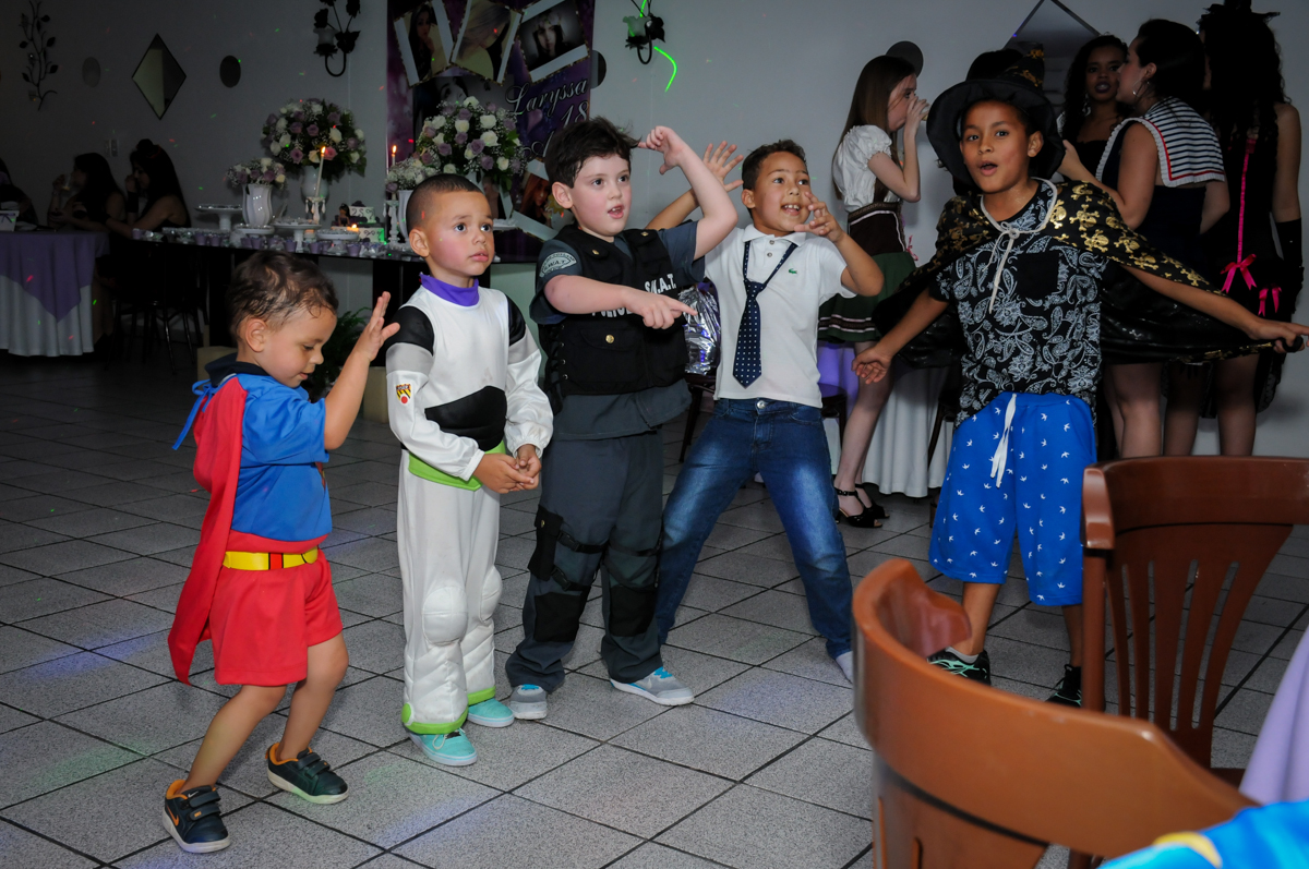 a criançada dançam animados na festa da Larissa 18 anos no Mendes Buffet e Eventos, São Paulo