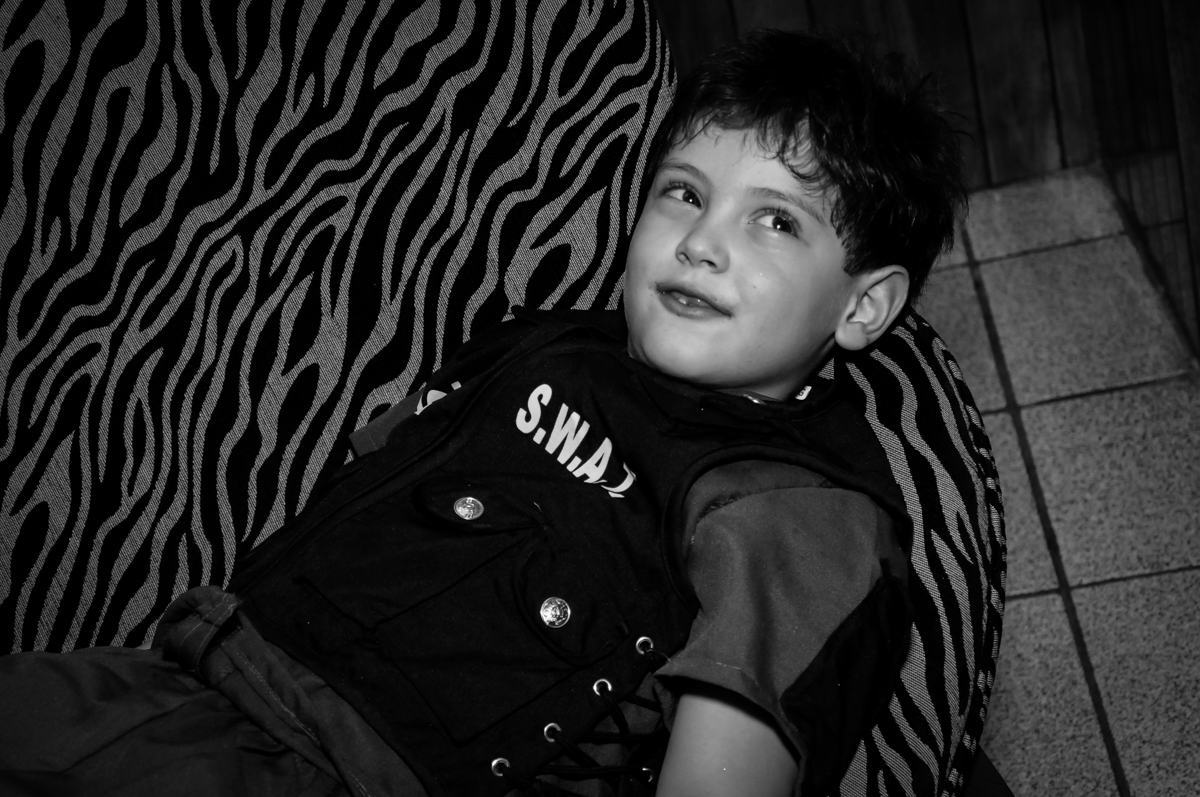 irmão da aniversariante descansa no sofá no Mendes Buffet e Eventos, São Paulo