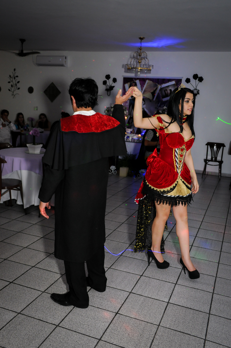 aniversariante e seu pai dançam na pista no Mendes Buffet e Eventos, São Paulo