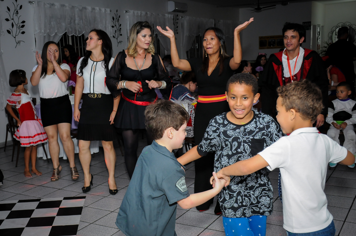 todos dançam na festa da larissa 18 anos no Mendes Buffet e Eventos, São Paulo
