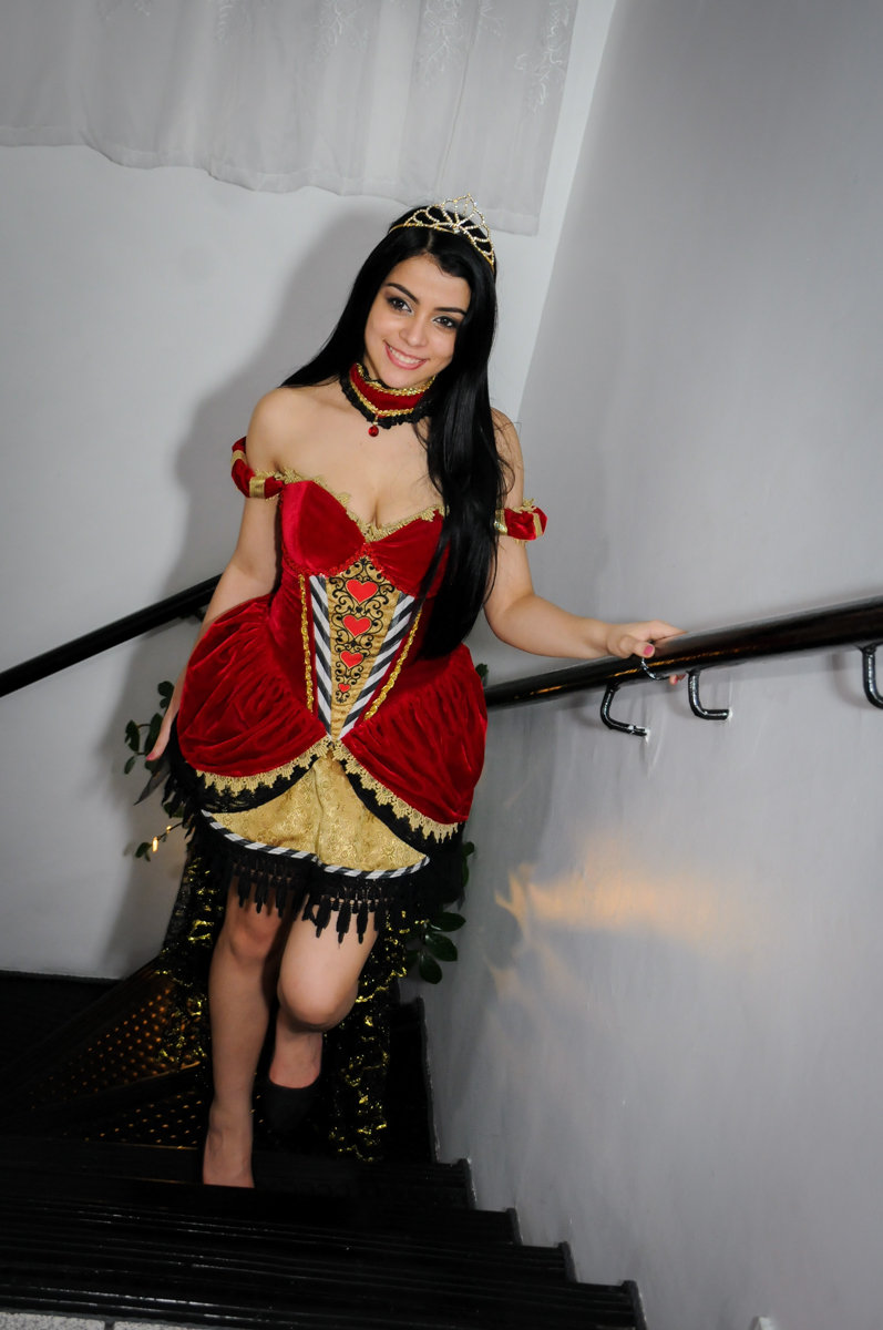 aniversariante sendo fotografada na escada no Mendes Buffet e Eventos, São Paulo