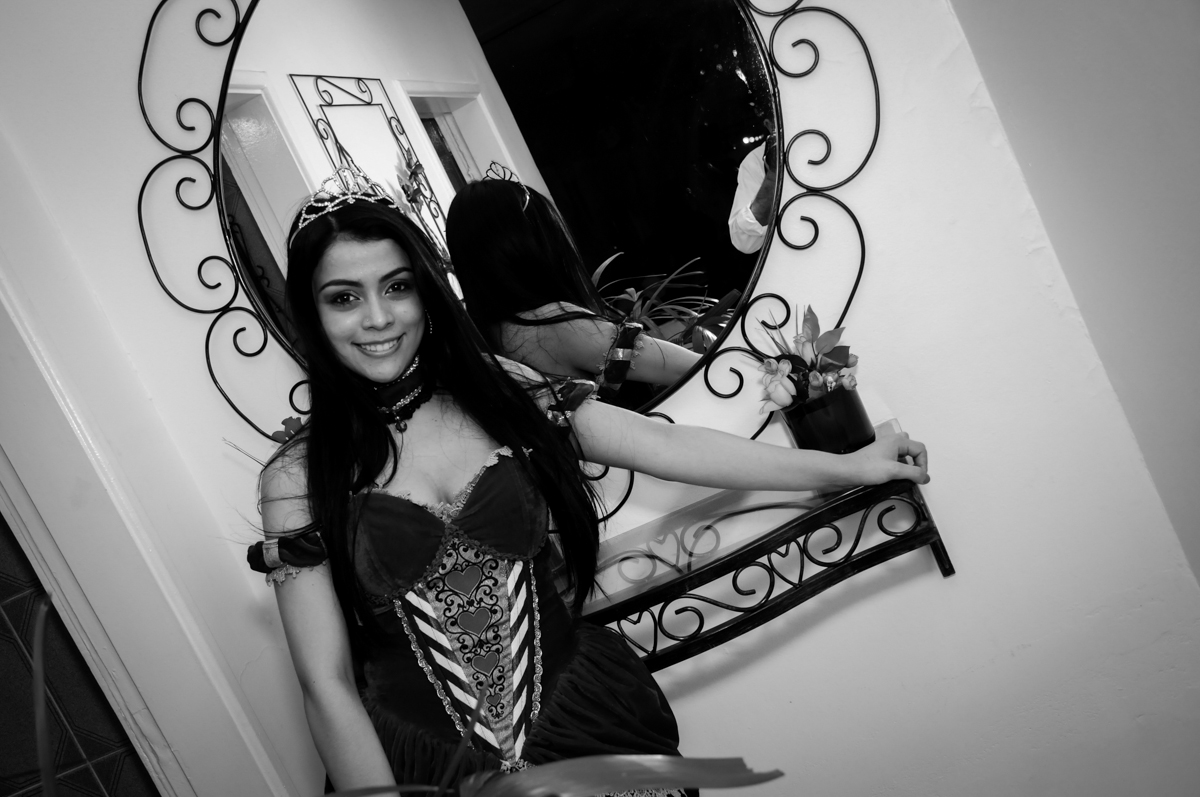 aniversariante posa para foto em frente ao espelho no Mendes Buffet e Eventos, São Paulo