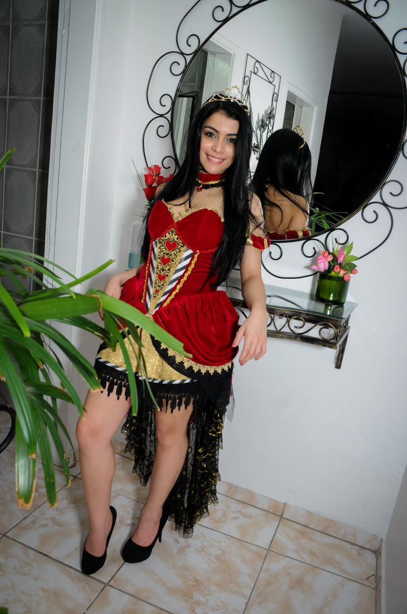 poses para foto em frente ao espelho no Mendes Buffet e Eventos, São Paulo