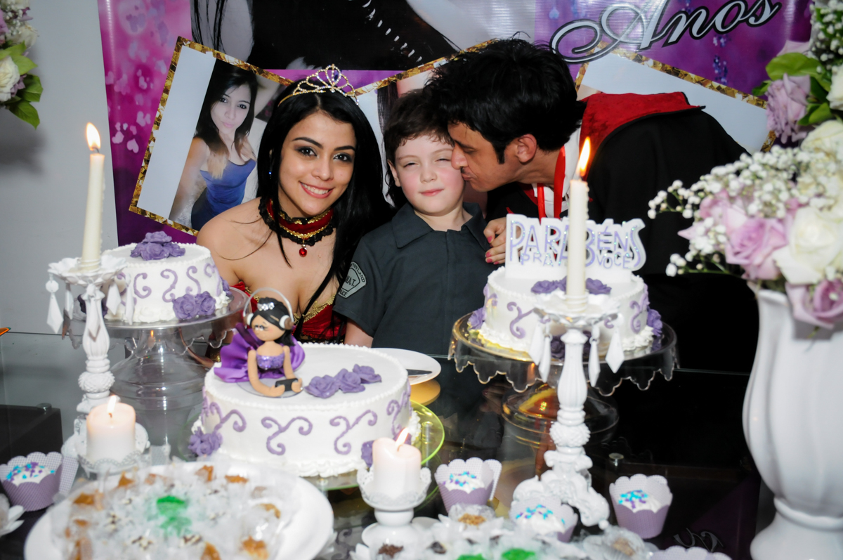aniversariante é fotografada com seu irmão e seu pai na mesa do bolo no Mendes Buffet e Eventos, São Paulo