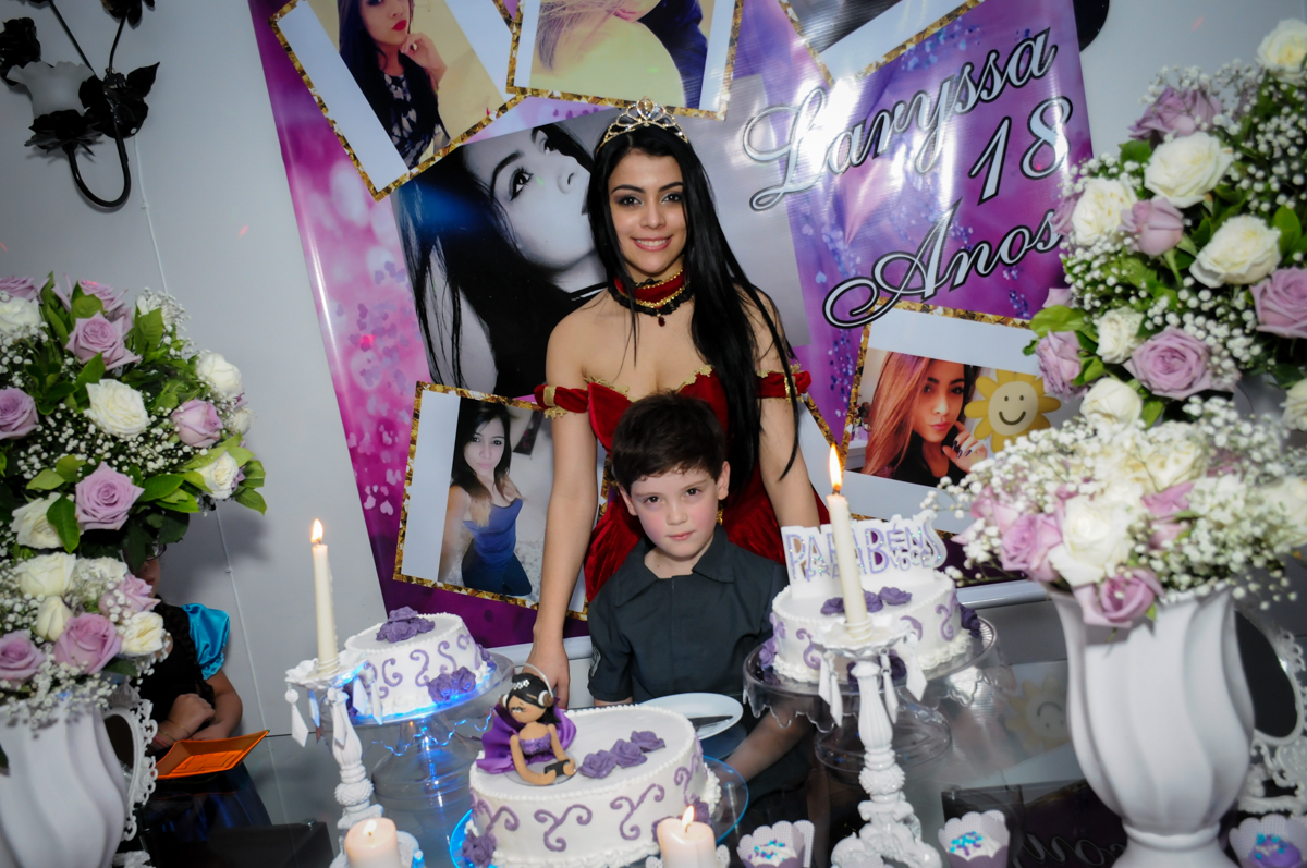 irmãozinho faz foto com a irmã na mesa do bolo no Mendes Buffet e Eventos, São Paulo