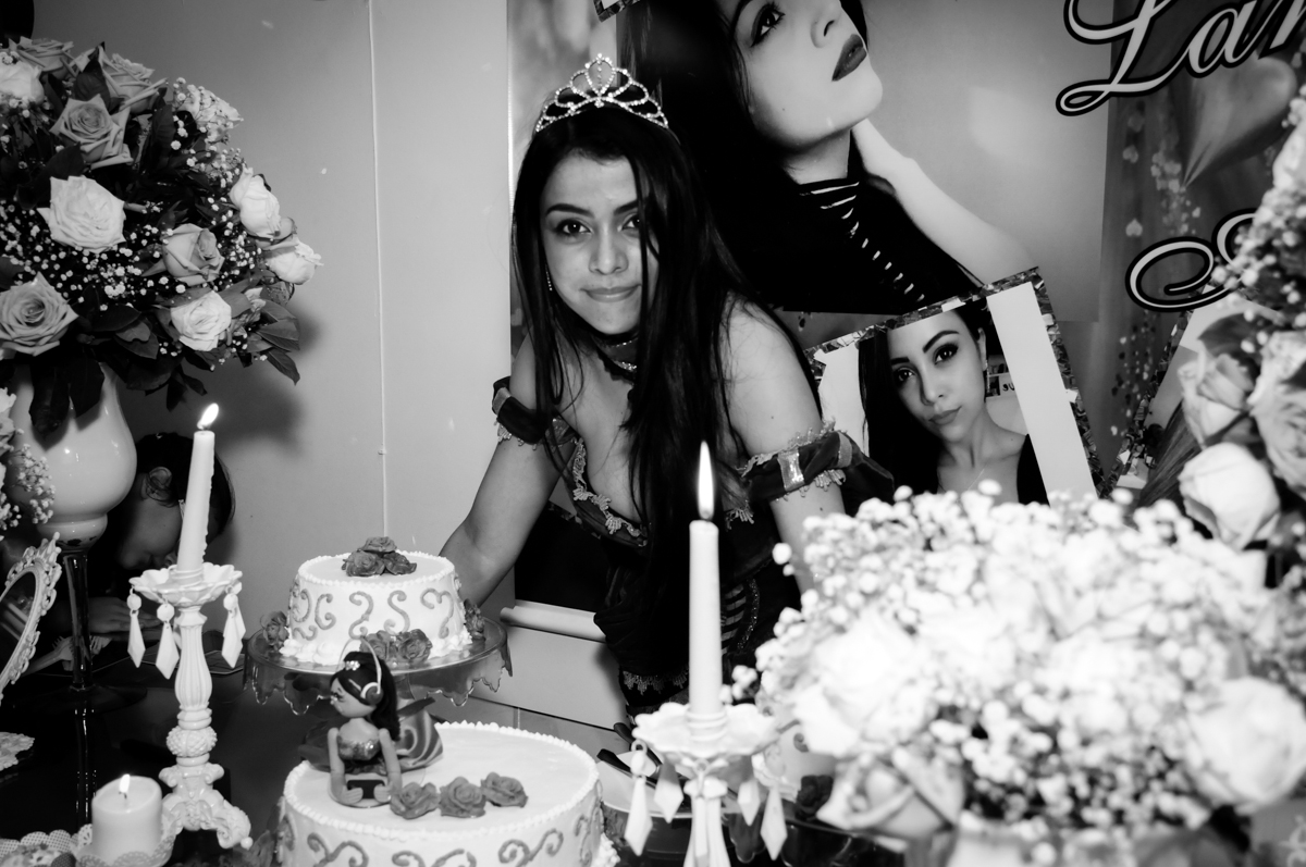 pose para foto na mesa do bolo no Mendes Buffet e Eventos, São Paulo