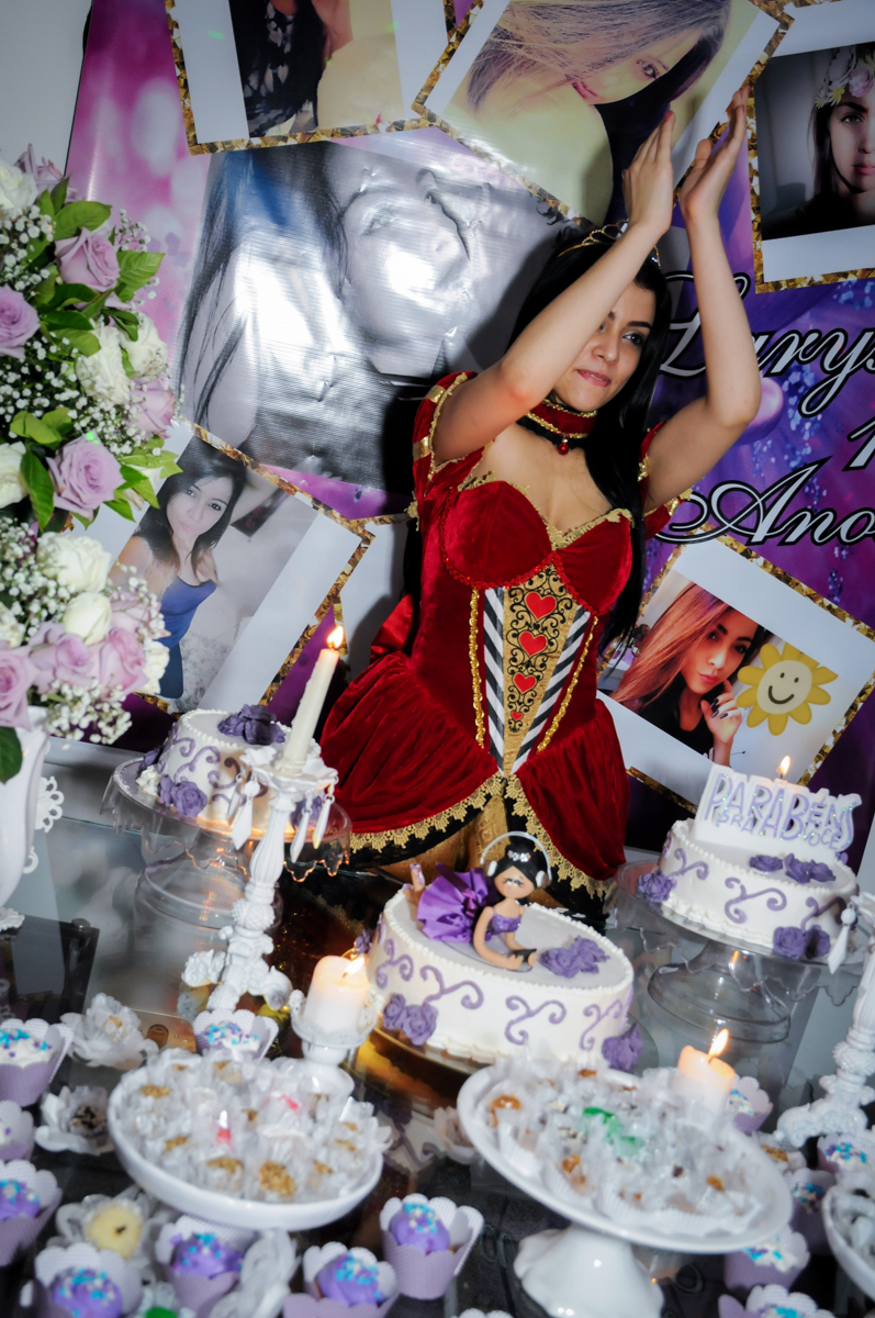 cantando parabéns para larissa 18 anos no Mendes Buffet e Eventos, São Paulo