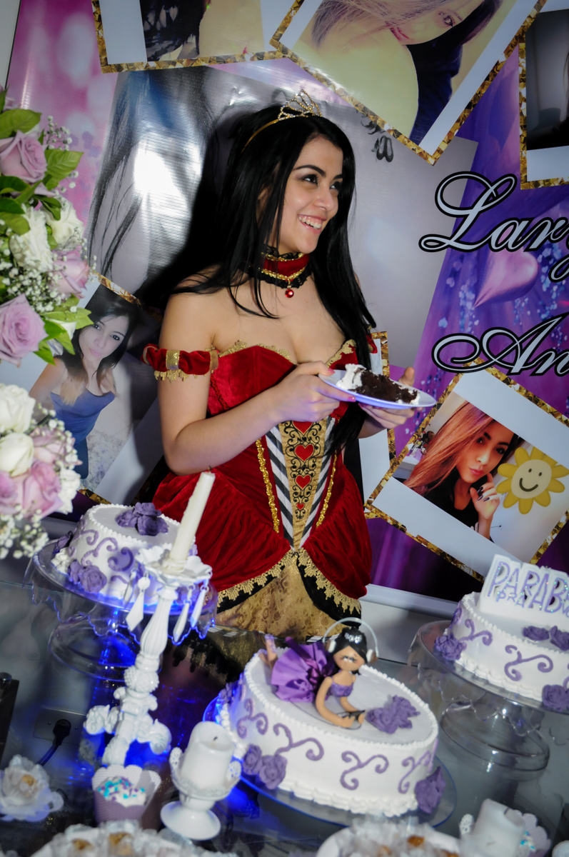 cortando o bolo de aniversário no Mendes Buffet e Eventos, São Paulo