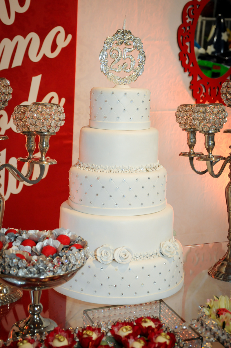 detalhe da mesa decorada bodas de prata no Buffet Fábrica da Alegria, osasco, sp