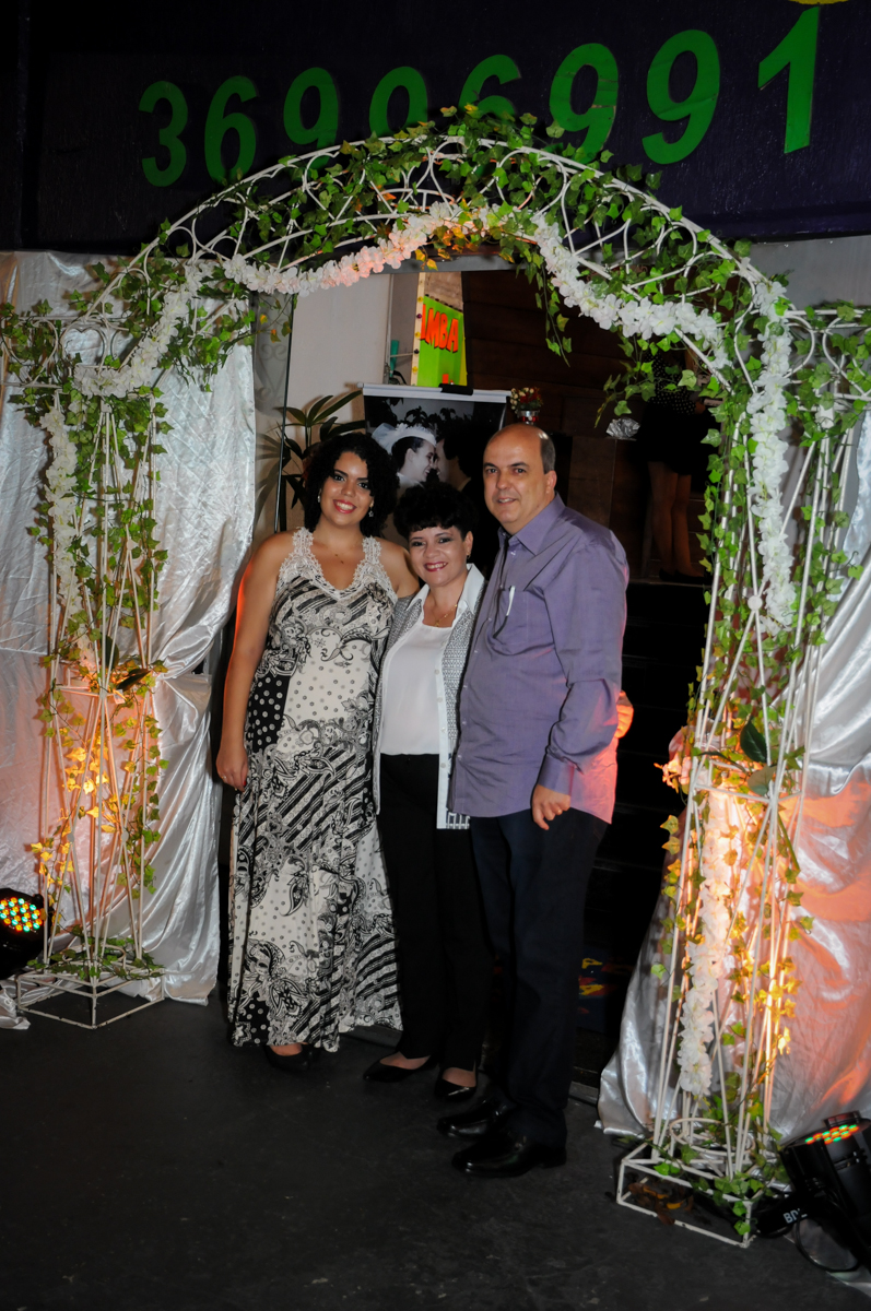 foto da família na entrada do Buffet Fábrica da Alegria, osasco, sp