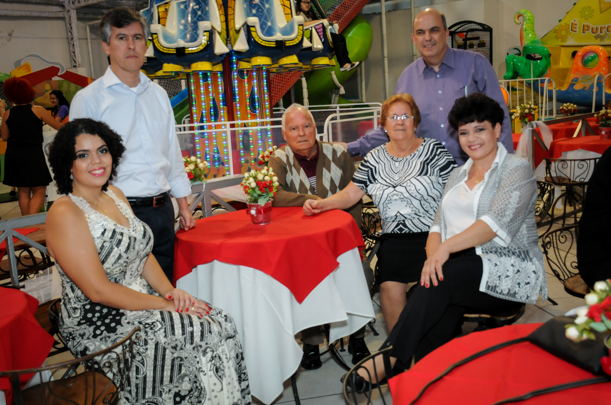 convidados sendo fotografado na festa de comemoração de bodas de prata no Buffet Fábrica da Alegria, osasco, sp