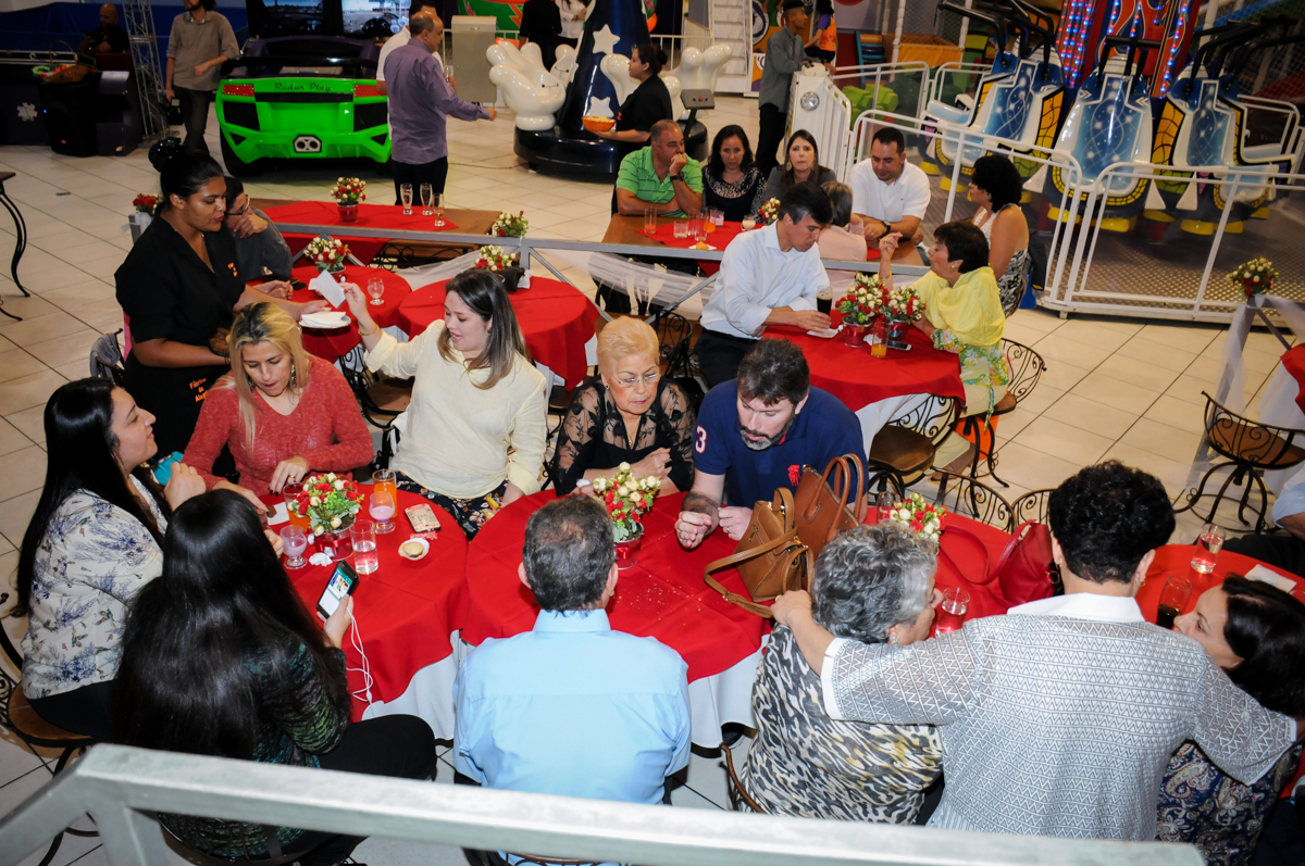 convidados se divertem na festa de bodas de prata no Buffet Fábrica da Alegria, osasco, sp