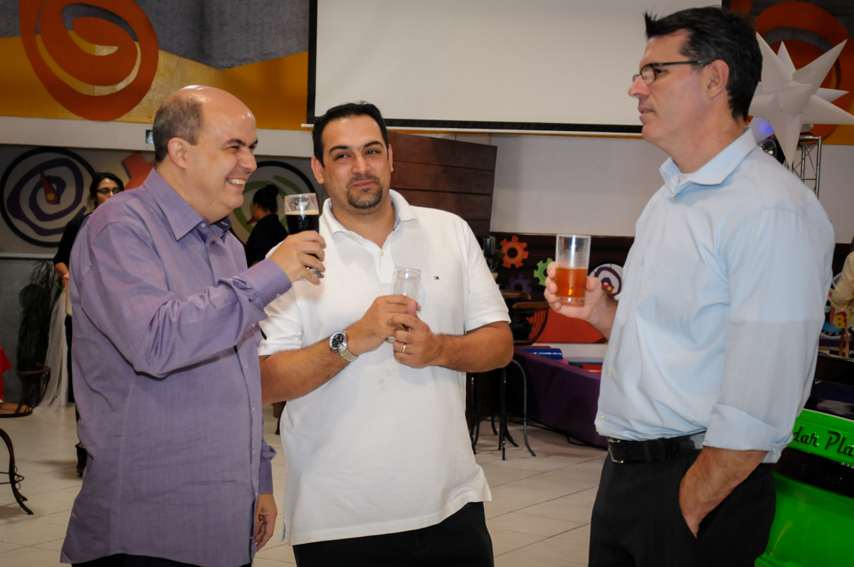 brinde ao casal que comemora sua bodas de prata no Buffet Fábrica da Alegria, osasco, sp