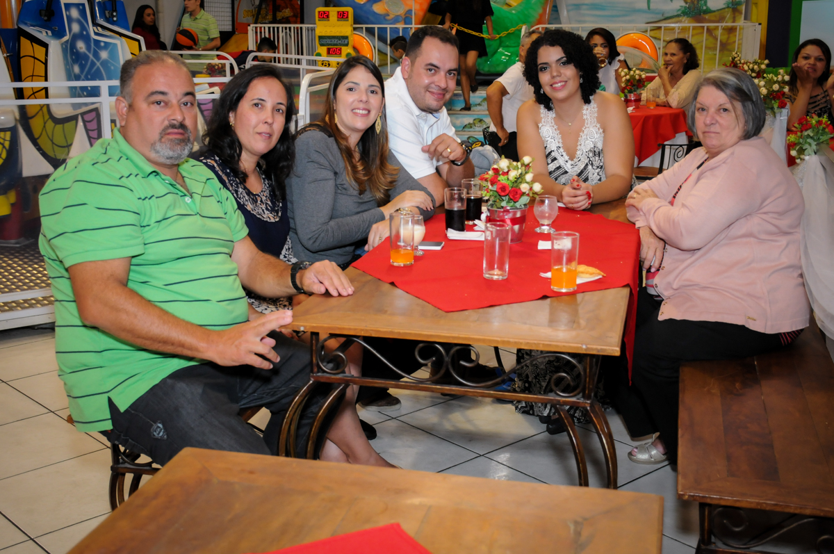 almoço sendo servido aos convidados na comemoração de bodas de prata no Buffet Fábrica da Alegria, osasco, sp