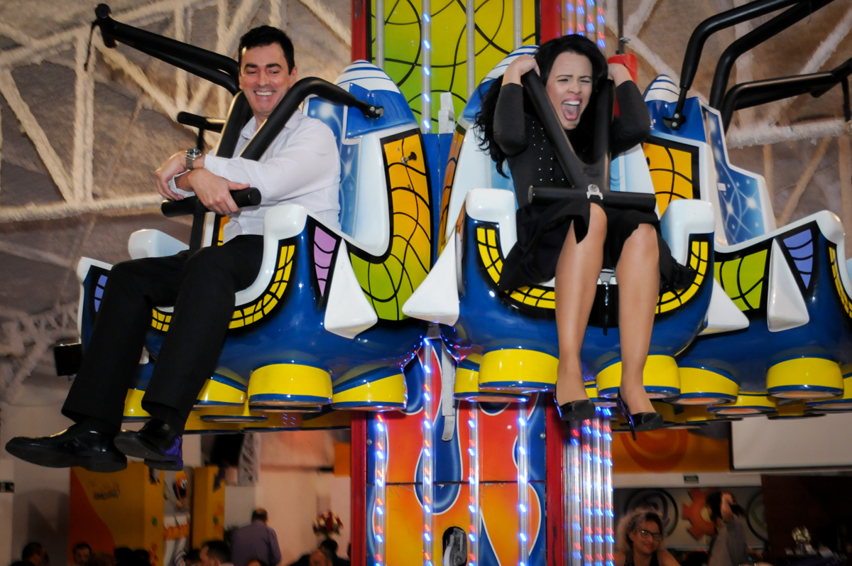 brincando no elevador no Buffet Fábrica da Alegria, osasco, sp