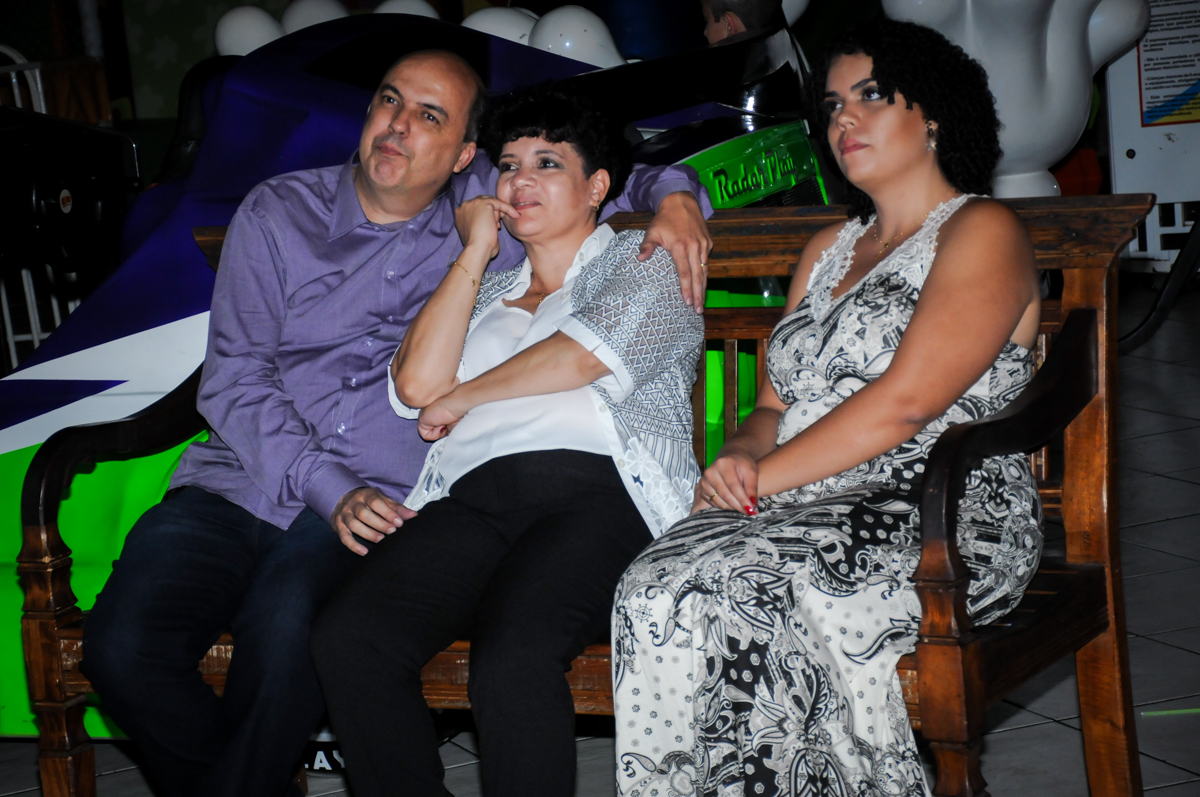 casal assiste a retrospectiva no Buffet Fábrica da Alegria, osasco, sp