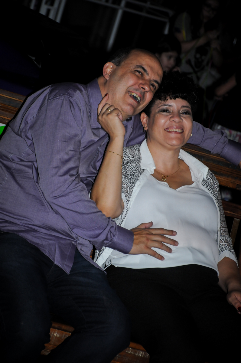 emoção do casal ao assistirem a retrospectiva no Buffet Fábrica da Alegria, osasco, sp