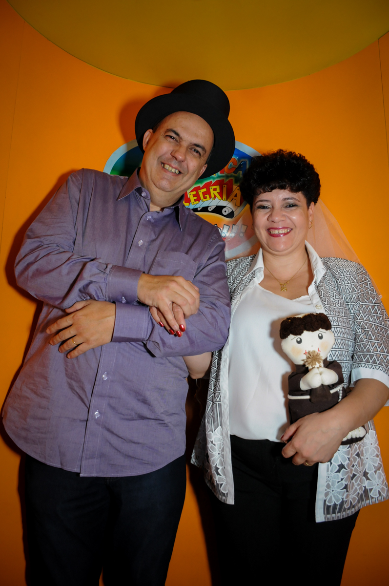 casal na máquina do parabéns no Buffet Fábrica da Alegria, osasco, sp