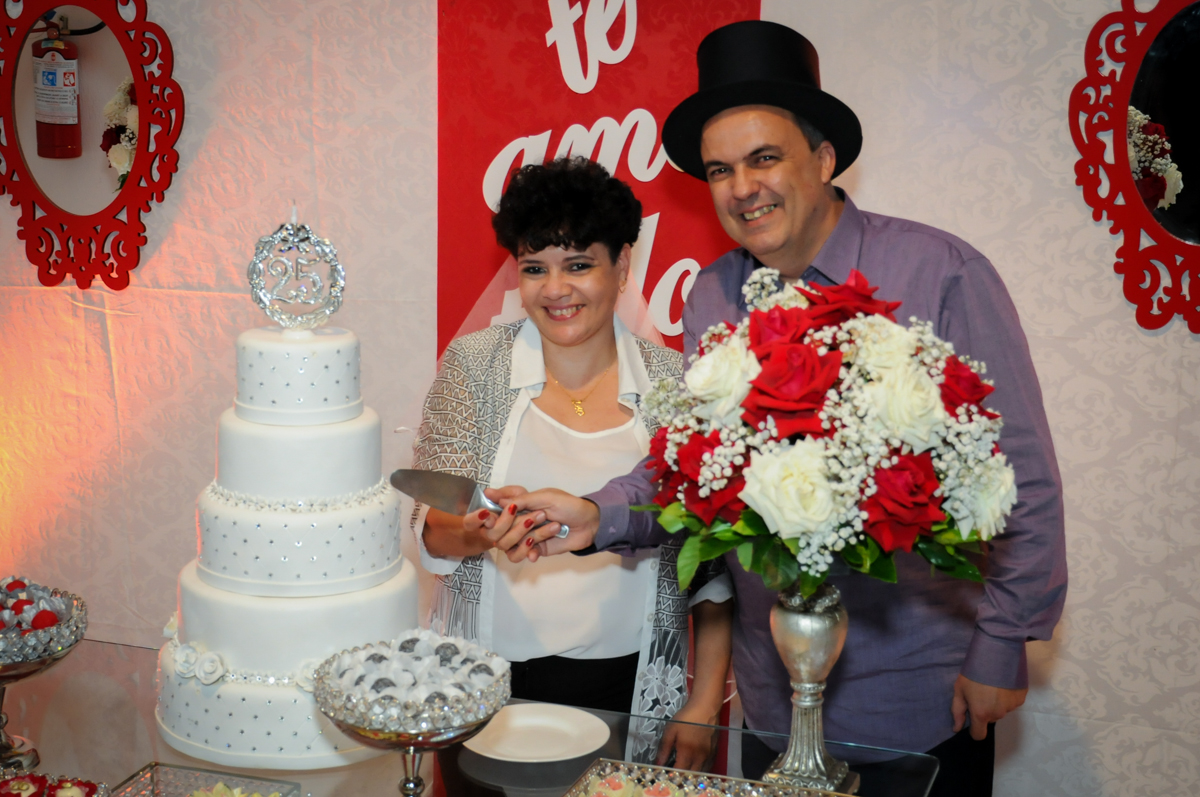 cortando o bolo da festa de bodas de prata no Buffet Fábrica da Alegria, osasco, sp