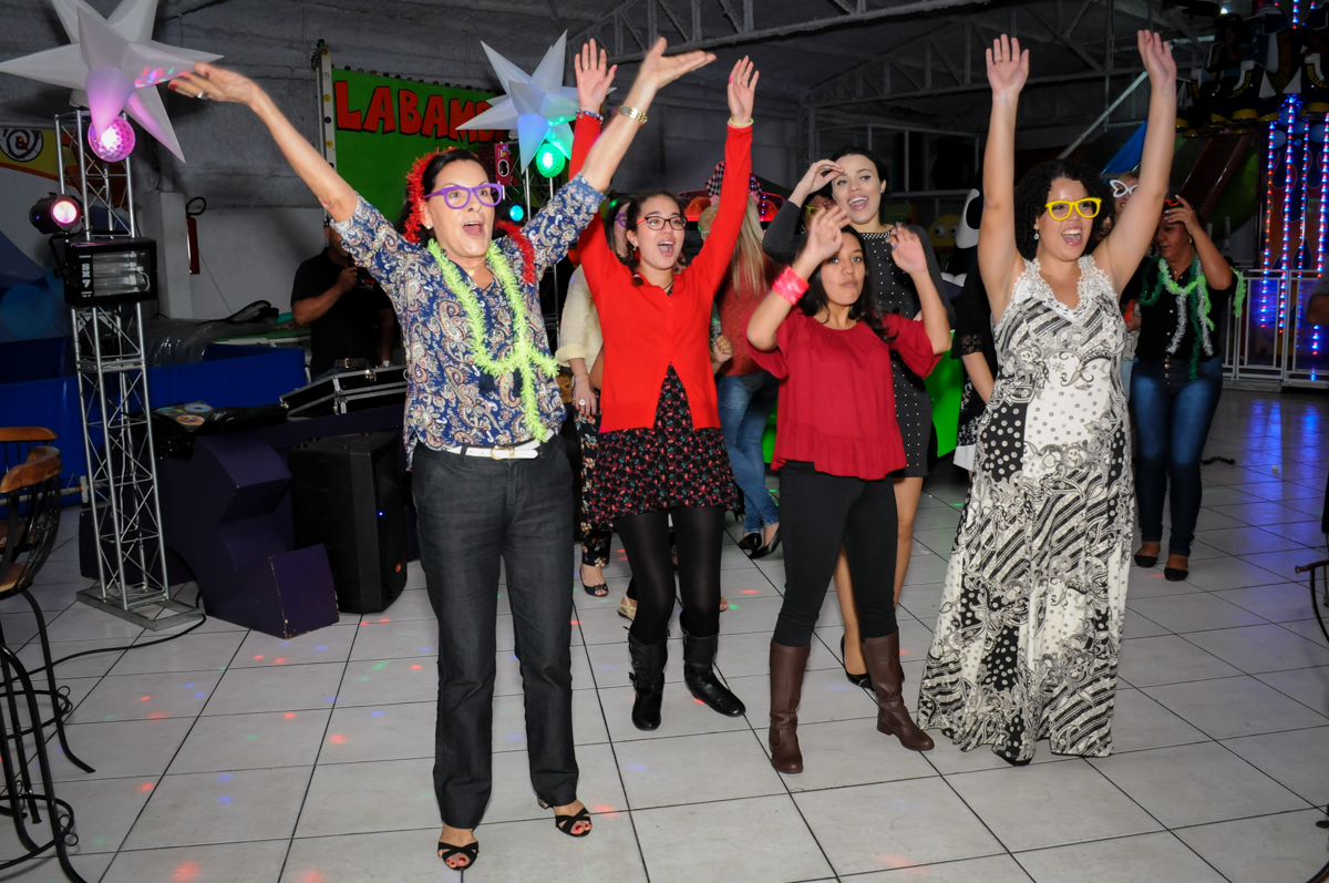 muita animação na balada da festa de bodas de prata no Buffet Fábrica da Alegria, osasco, sp