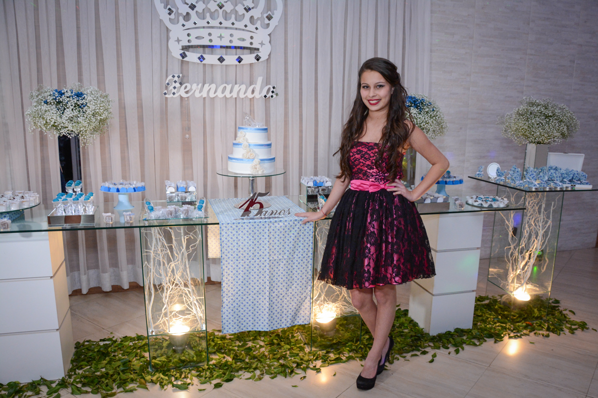 foto da aniversariante de 15 anos na mesa do bolo no Salão de festas, butantã,São Paulo, SP