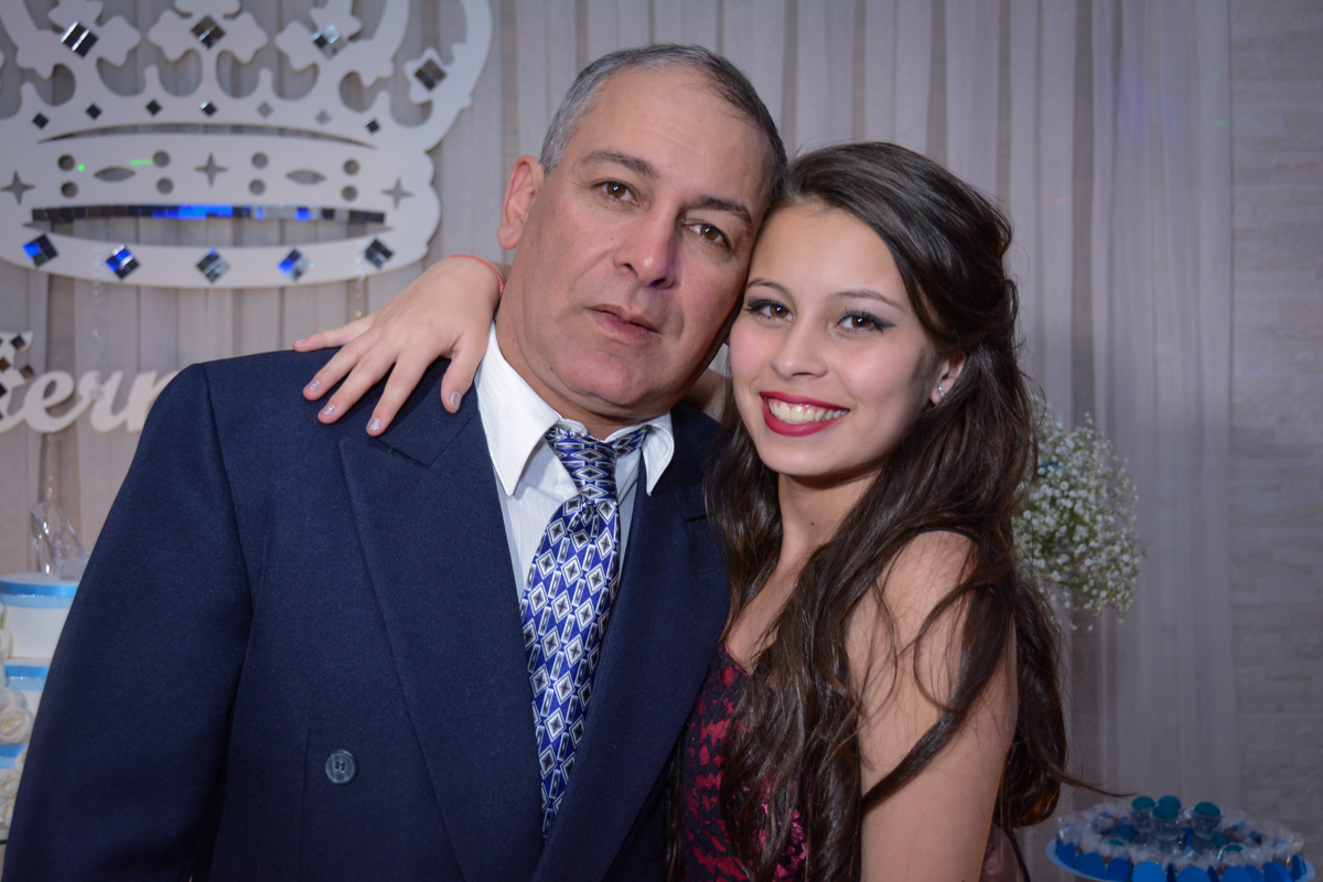 foto da aniversariante de 15 anos com seu pai na mesa decorada no Salão de festas, butantã,São Paulo, SP