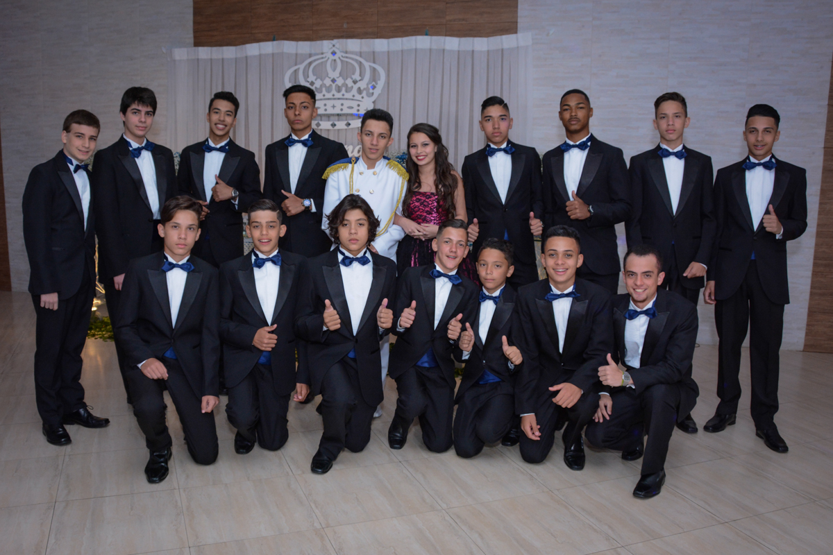 foto da aniversariante com os 15 cadete em sua festa no Salão de festas, butantã,São Paulo, SP