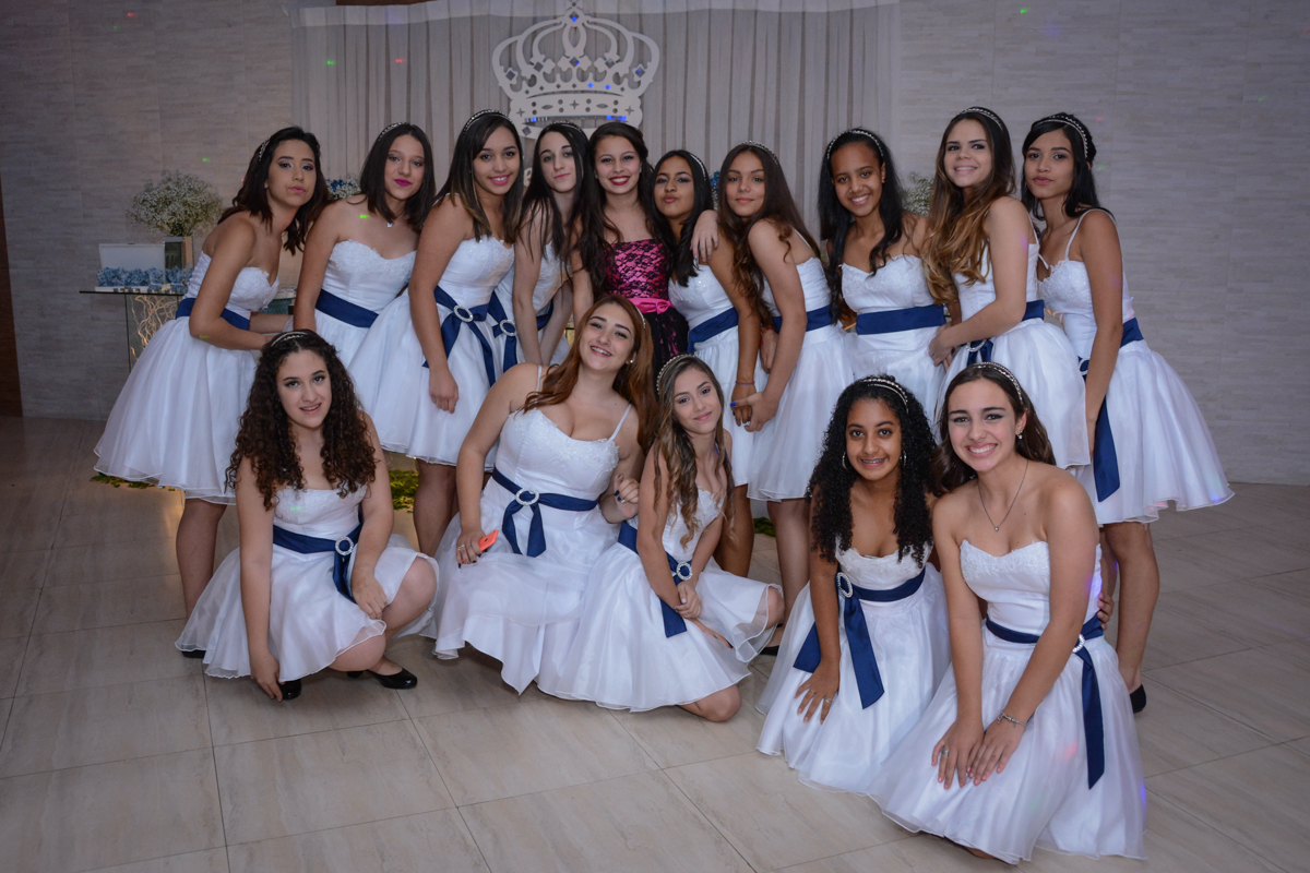 foto da aniversariante com as 15 damas no Salão de festas, butantã,São Paulo, SP