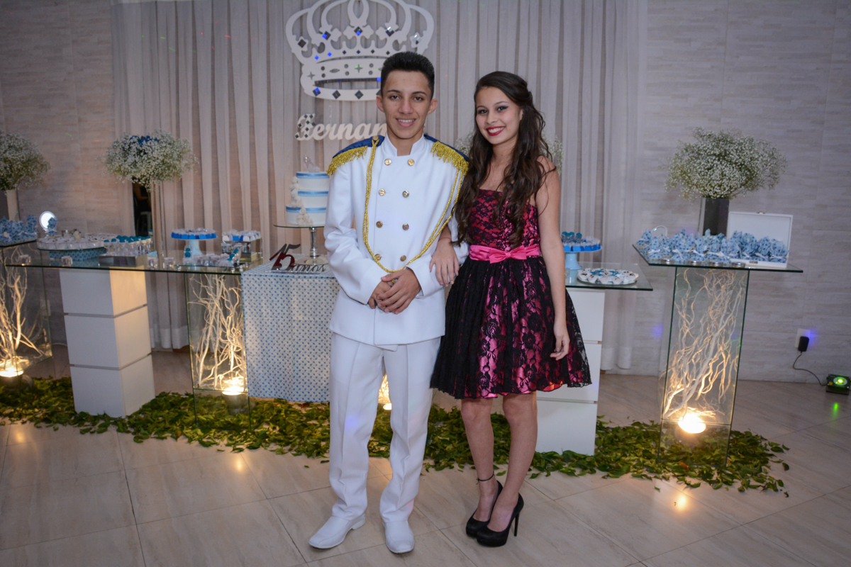 aniversariante sendo fotografada com o príncipe em sua festa de 15 anos no Salão de festas, butantã,São Paulo, SP