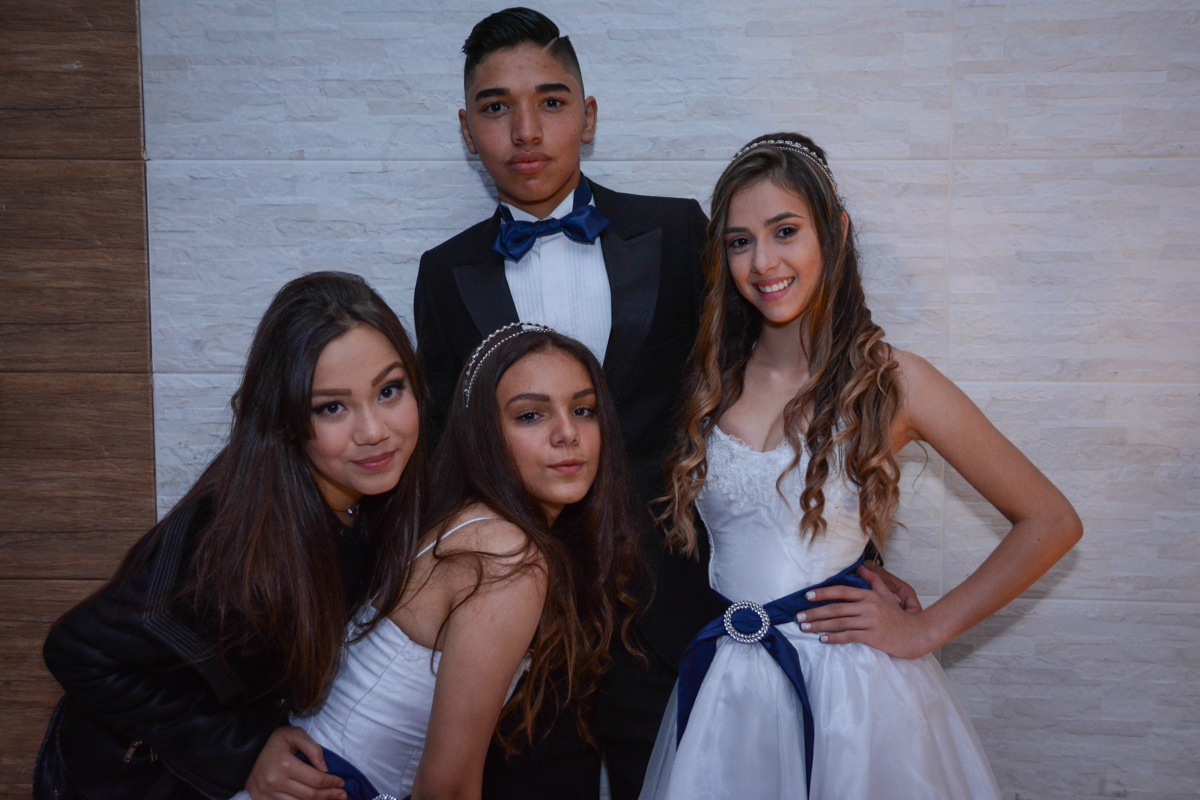 amigas se divertem na festa de 15 anos no Salão de festas, butantã,São Paulo, SP