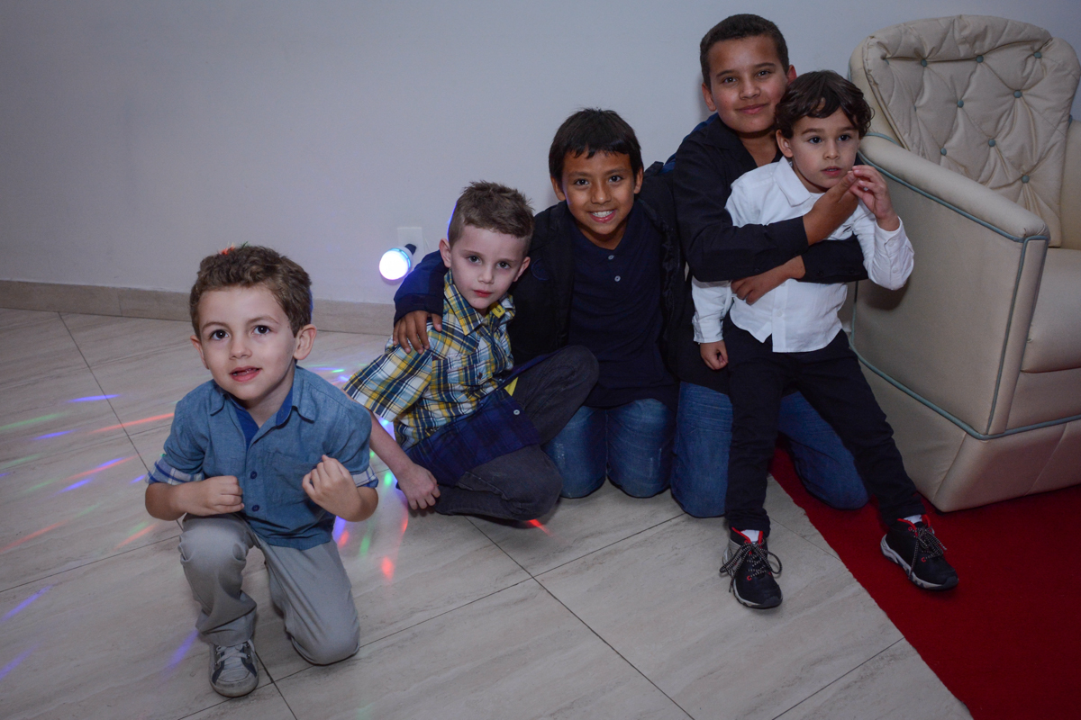 as crianças também curte a festa de 15 anos da Fernanda no Salão de festas, butantã,São Paulo, SP