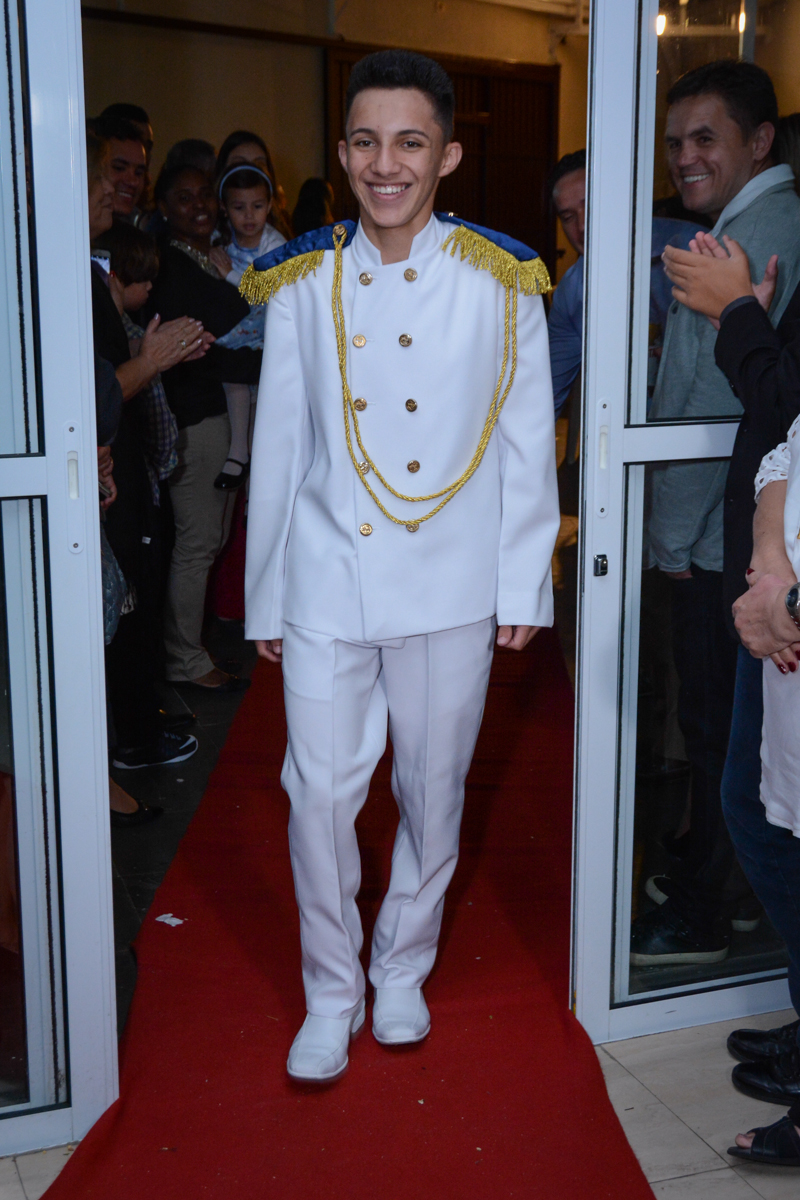 O príncipe entra no salão para a valsa com os 15 casais e a aniversariante de 15 anos no Salão de festas, butantã,São Paulo, SP