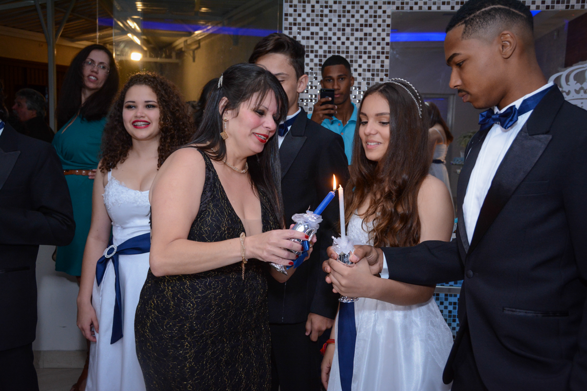 hora de ascender as 15 velinhas no Salão de festas, butantã,São Paulo, SP