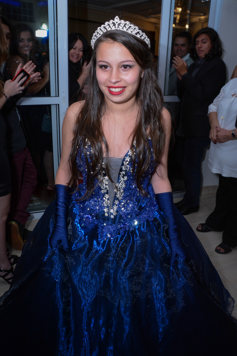 A aniversariante de 15 anos entra no salão para dança da festa de 15 anos no Salão de festas, butantã,São Paulo, SP