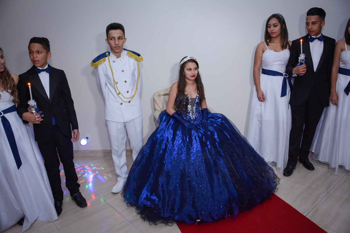 A aniversariante se encontra com o príncipe para a valsa no Salão de festas, butantã,São Paulo, SP