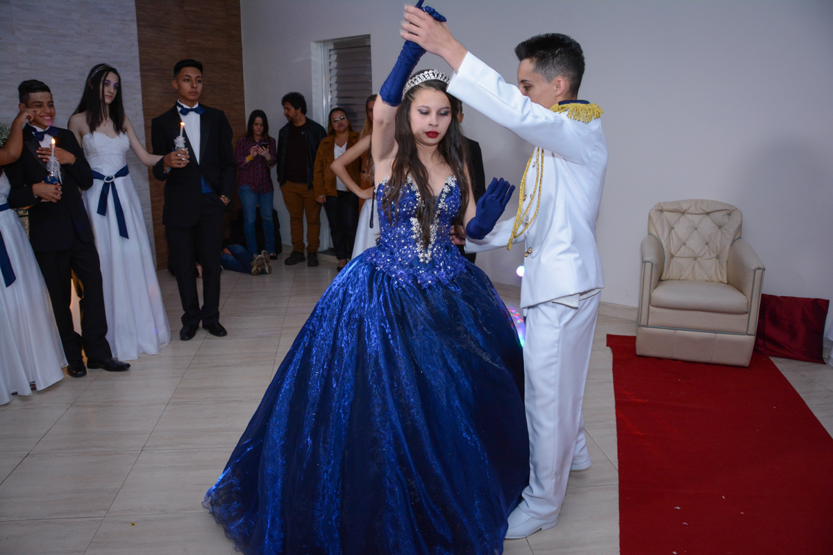 aniversariante dança com o príncipe em sua festa de  15 anos no Salão de festas, butantã,São Paulo, SP