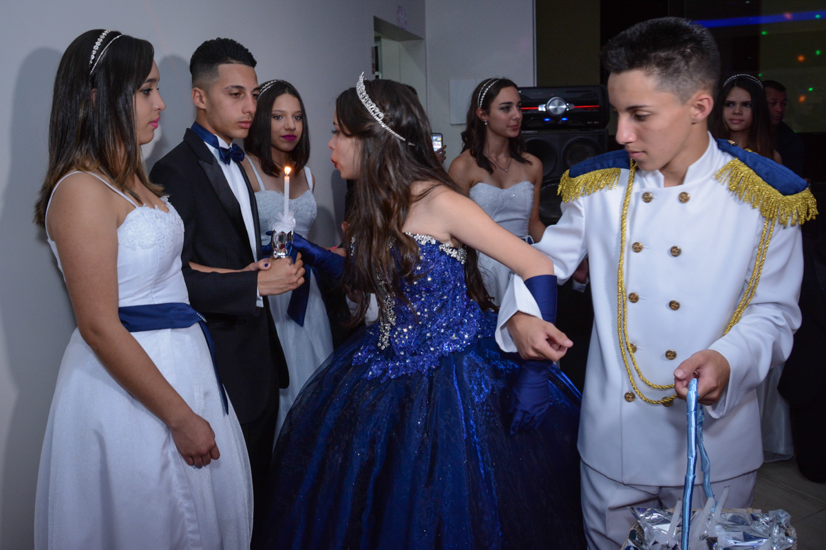 hora de apagaras 15 velinhas no Salão de festas, butantã,São Paulo, SP