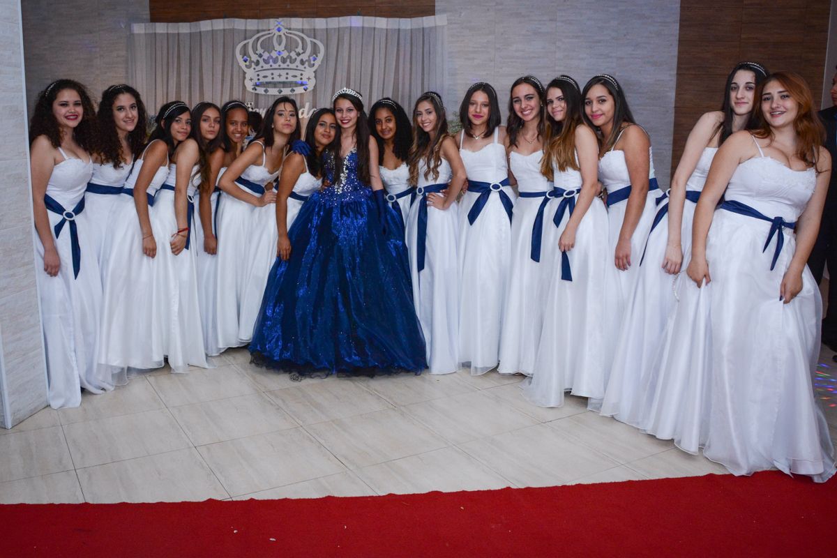 foto da aniversariante com os 15 casais na festa de 15 anos no Salão de festas, butantã,São Paulo, SP