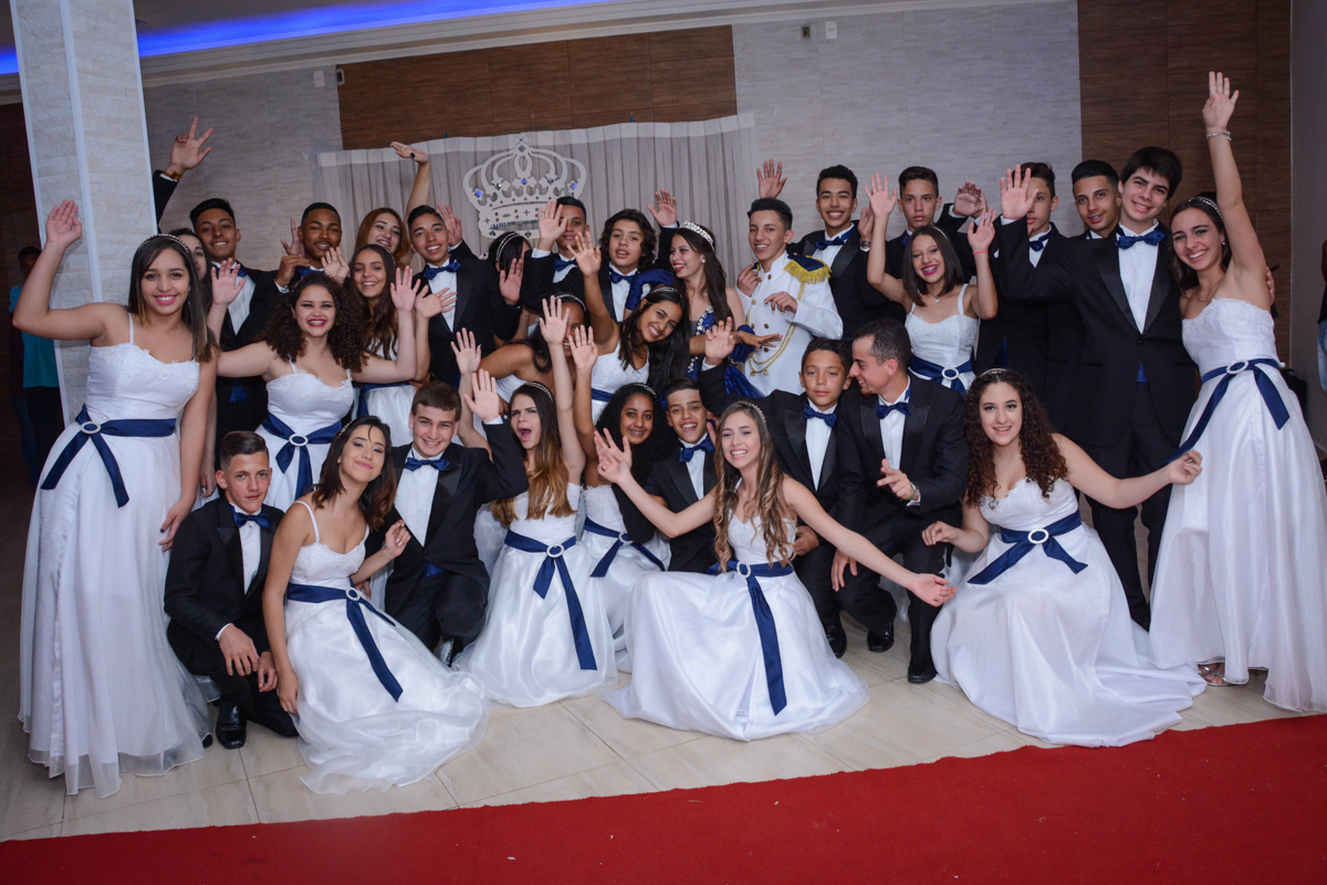 mais fotos com 0s 15 casais na festa de 15 anos da Fernanda no Salão de festas, butantã,São Paulo, SP