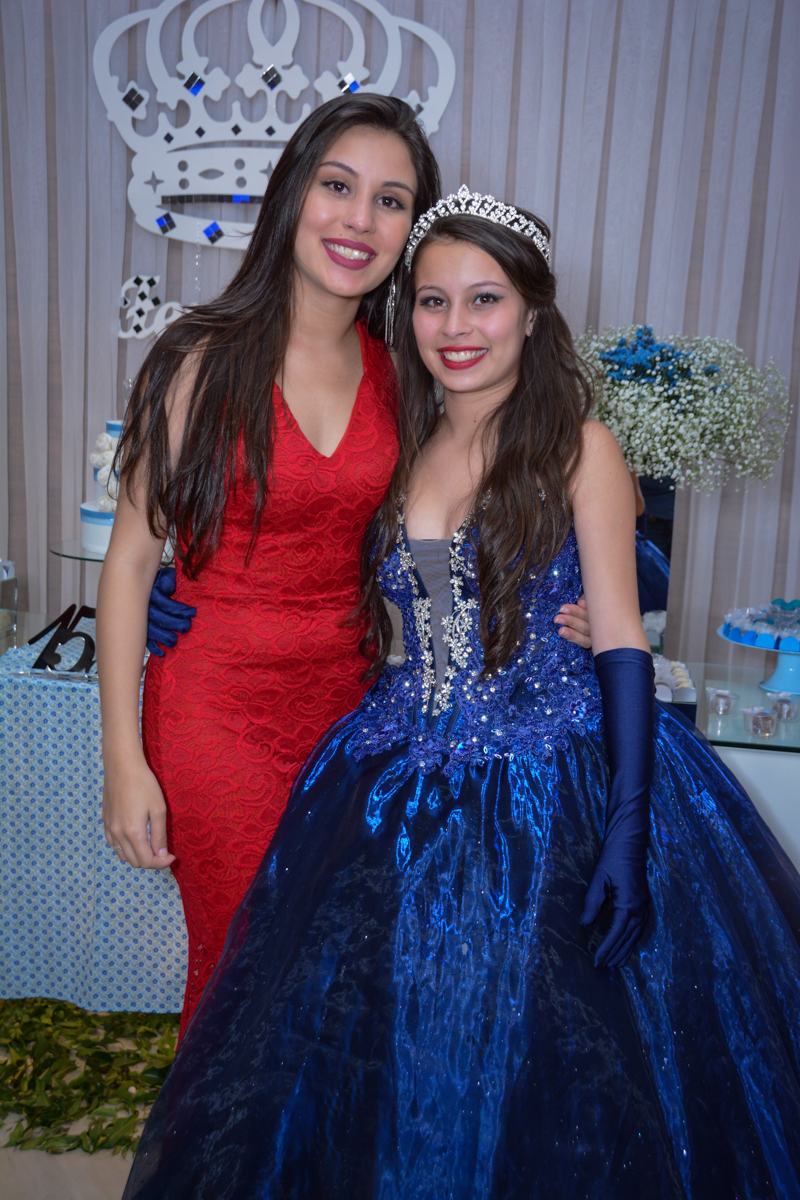 foto da aniversariante com sua irmã no Salão de festas, butantã,São Paulo, SP