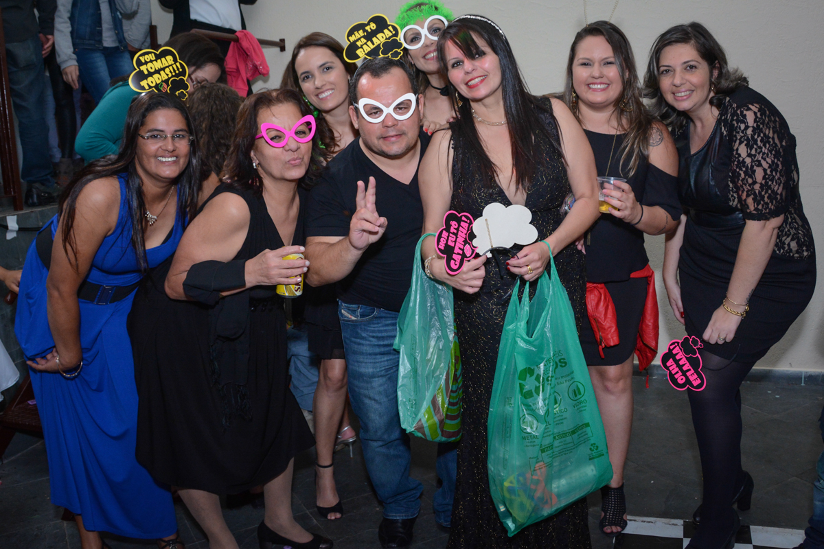 todos posam para a foto na hora da balada no Salão de festas, butantã,São Paulo, SP