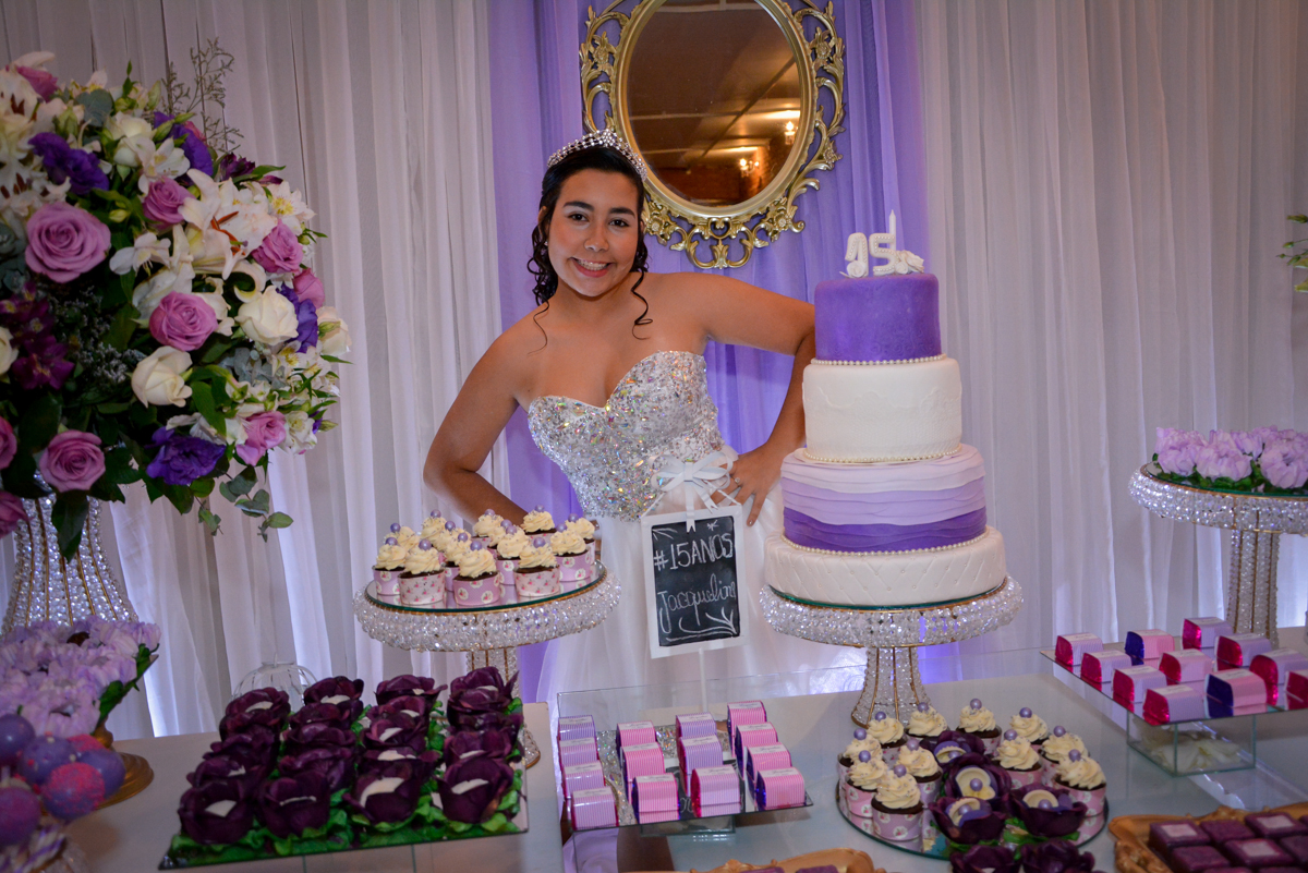 foto da aniversariante de 15 anos na mesa decorada no Espaço Felicittá, Osasco, São Paulo